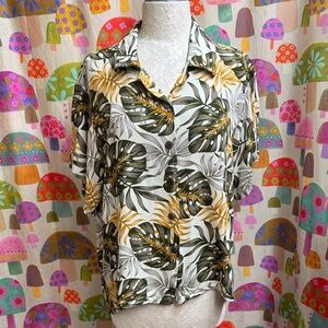 Makai Beach Hawai'i S/S Button Down Blouse. Large